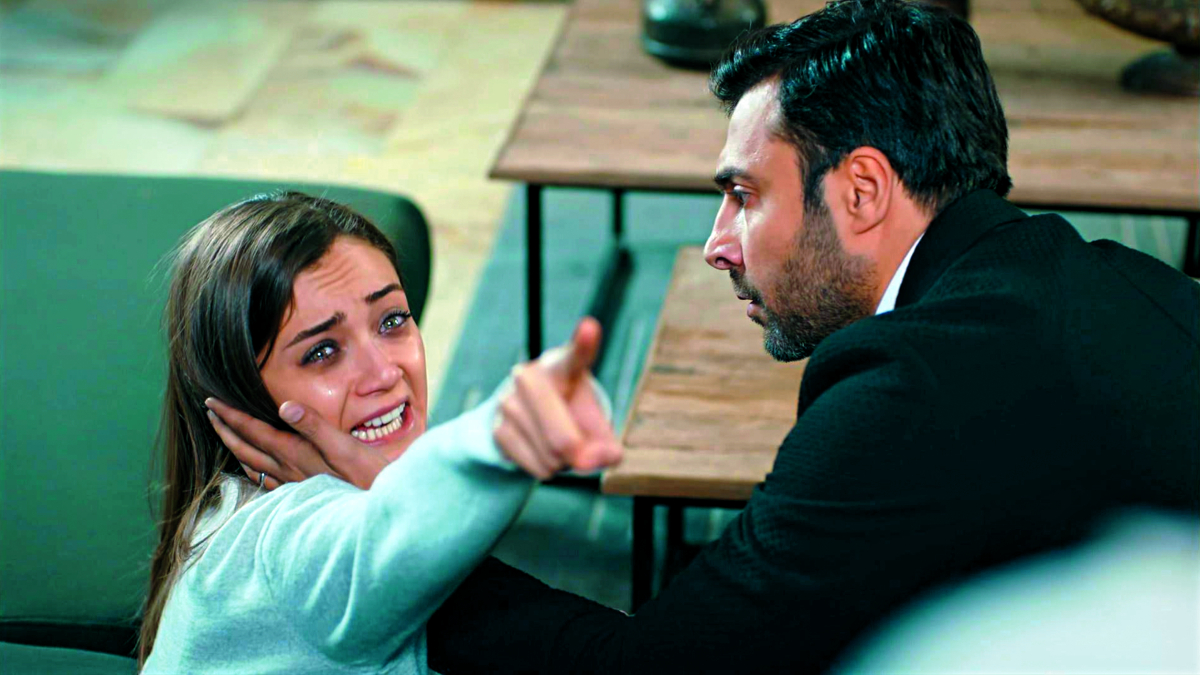 Ömer ayuda a Gülru a salir del influjo de las drogas.