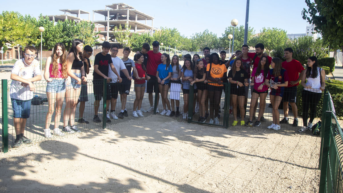 Foto de grup dels joves participants mostrant el pipicà situat a la plaça de la Sardana, al costat de l’skate park. - LAIA PEDRÓS