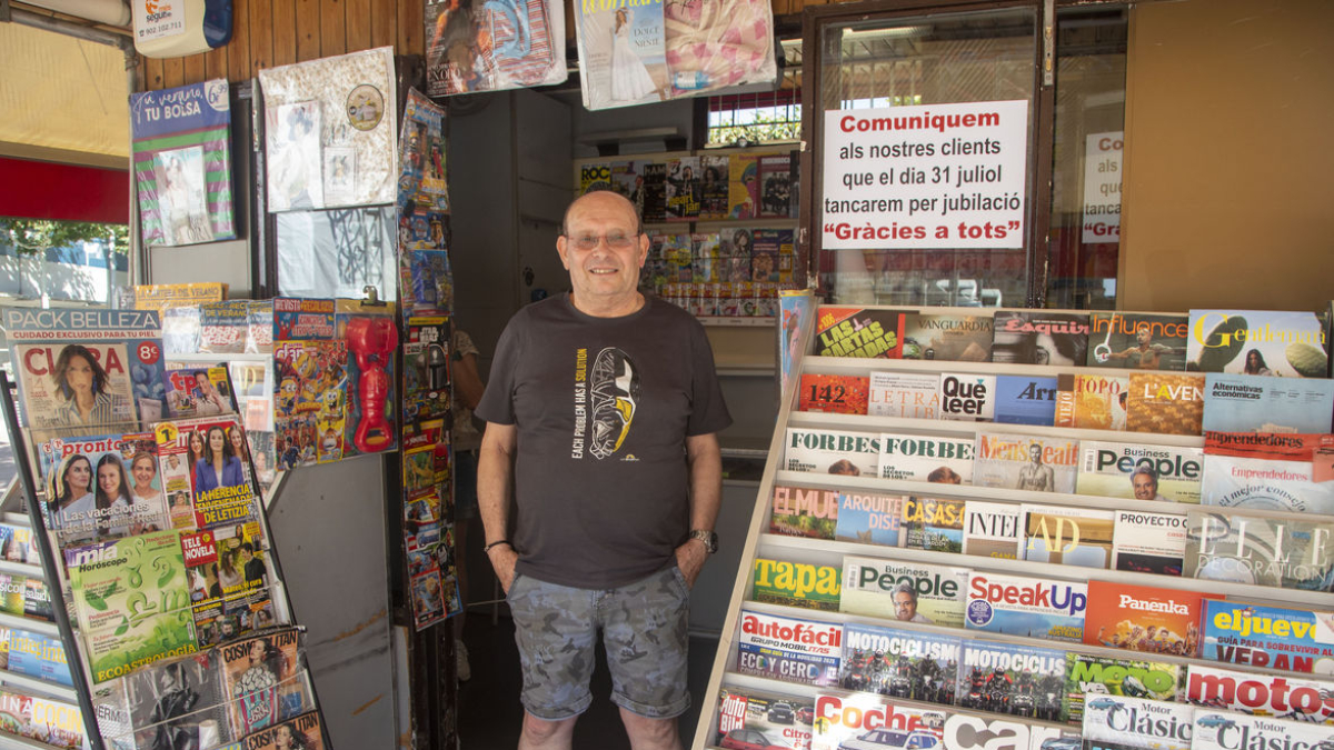 Àngel Serna al quiosc del Pati que tancarà dimecres vinent 31 de juliol. - LAIA PEDRÓS