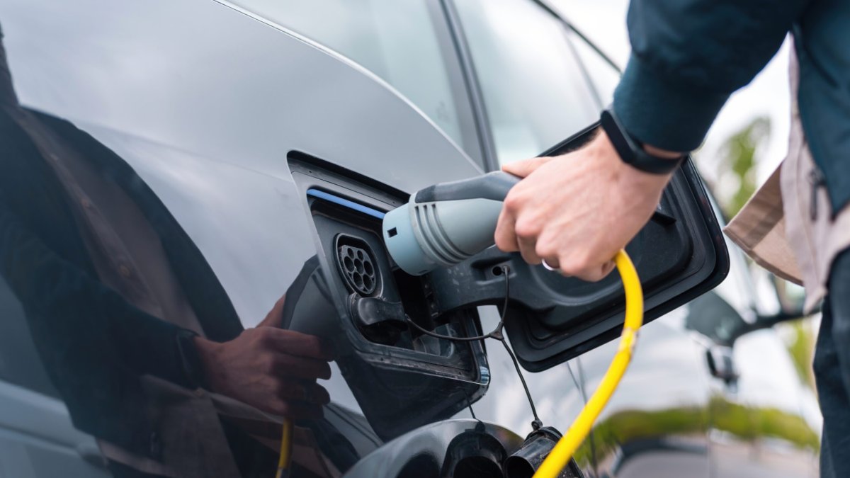 L’estudi revela que un 18% dels enquestats comprarien un vehicle elèctric de bateria (BEV), i un 20% adquiriria un vehicle híbrid endollable (PHEV).de l’automòbil (45%).