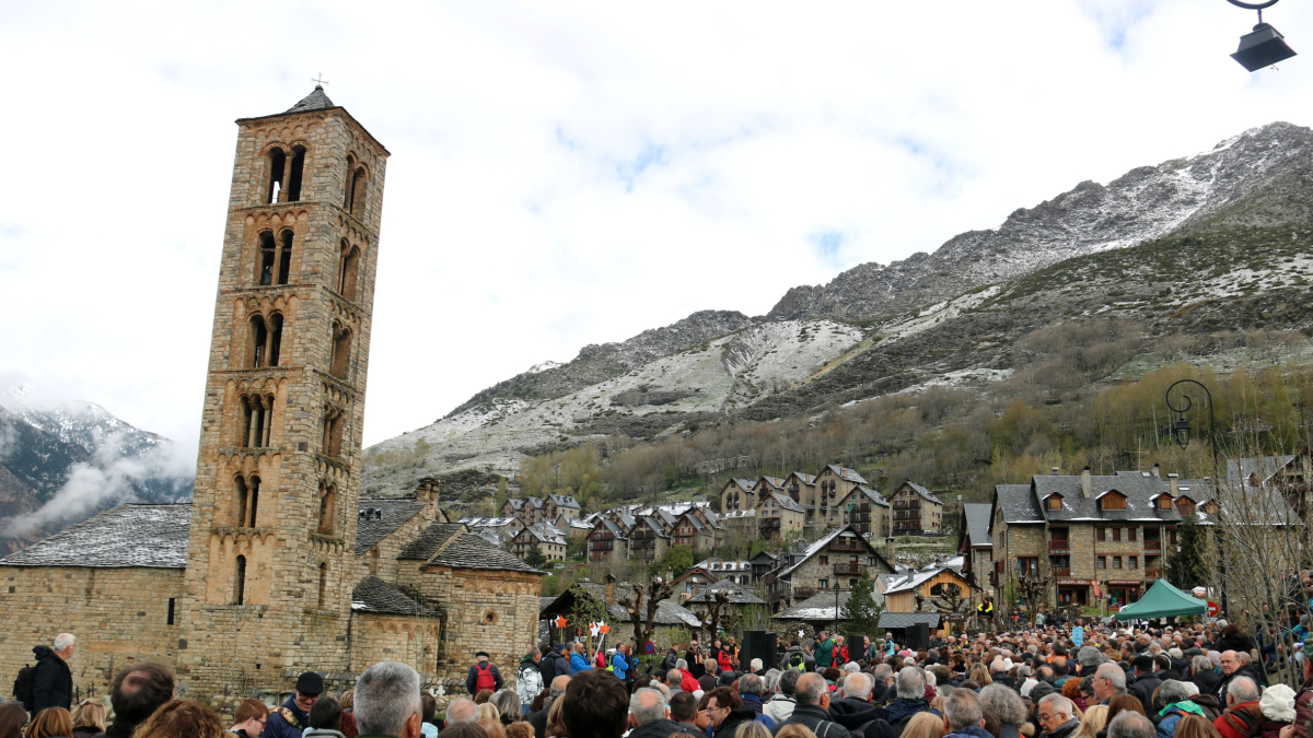 Lleida canta al románico. Unos 1.200 ‘cantaires’ de 38 corales de diversos puntos de Catalunya se dieron cita en abril en Taüll para celebrar el aniversario