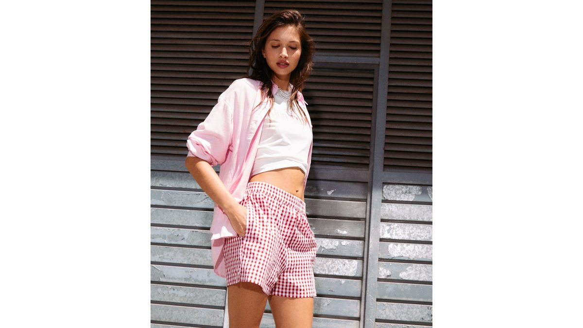 Stradivarius, firma del grup Inditex, aposta pels bóxers, peça que normalment no es veu al carrer, però aquesta temporada es converteixen en la tendència indiscutible.