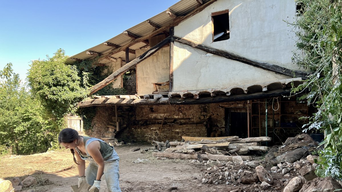 Una chica trabajando en la recuperación del pueblo de Envall, en el Pallars Sobirà