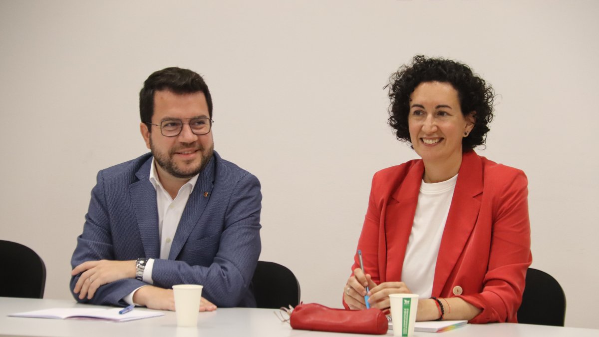 El presidente de la Generalitat en funciones, Pere Aragonès, y la secretaria general de ERC, Marta Rovira, durante la reunión de la permanente este lunes.