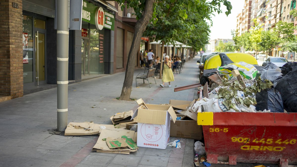 L’abocament de Ronda a la vora d’un contenidor ocupa el carril bici. - PAU PASCUAL