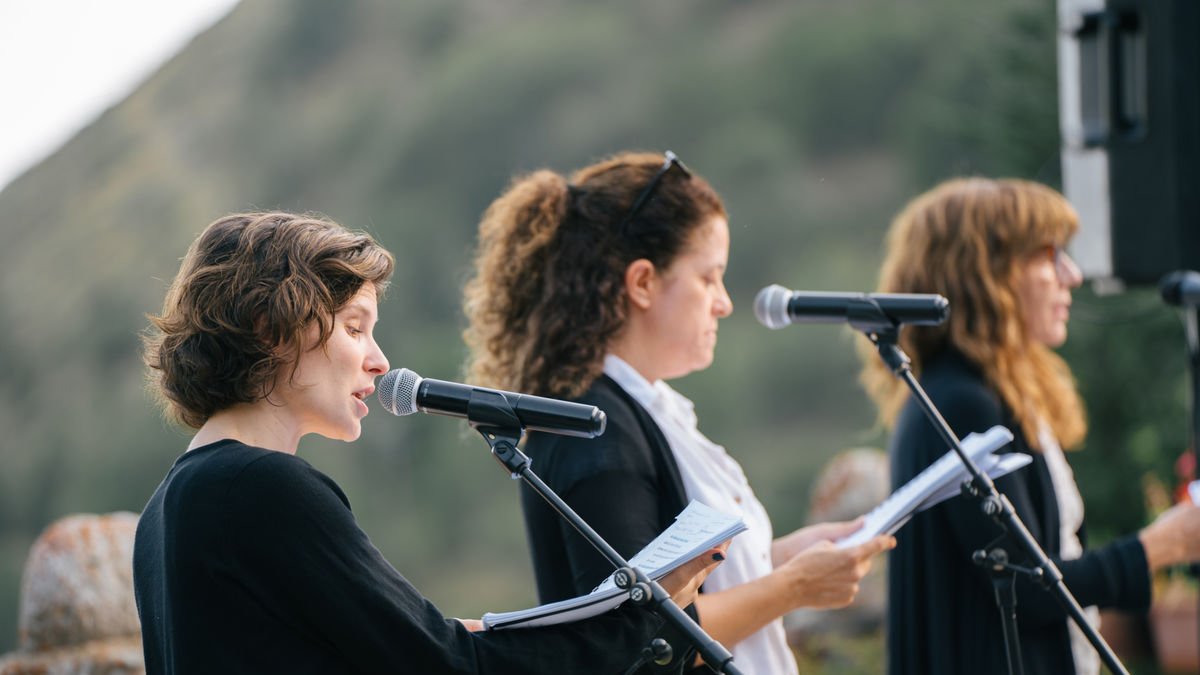 Lectura de ‘Les bacants’ de Eurípedes, ayer en el Collet de Cerbi que forma parte del Dansàneu. - RUT SOLÉ / DANSÀNEU