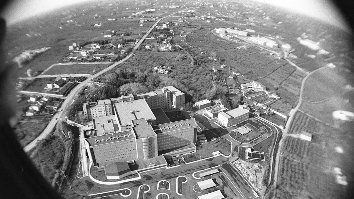 Vista aérea del hospital en los años 80. Abajo se aprecia como su entorno se ha llenado de viviendas. - MANEL VILADRICH