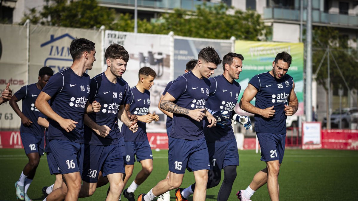 Jugadores del Atlètic Lleida, ayer durante su primera sesión de entrenamiento.