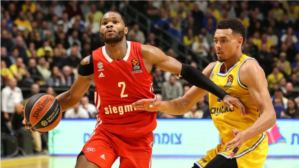 Corey Walden, en su etapa en el Bayern, defendido por Wade Baldwin, del Maccabi Tel-Aviv. - FIBA