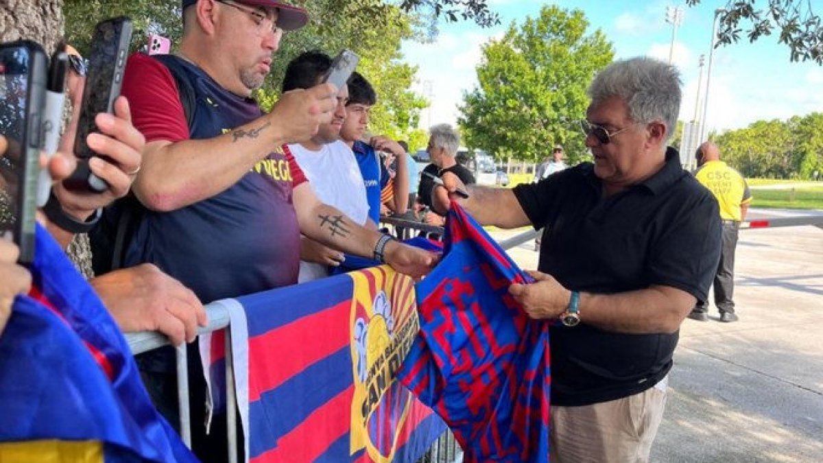 Joan Laporta, firmando una camiseta en Orlando. - FC BARCELONA