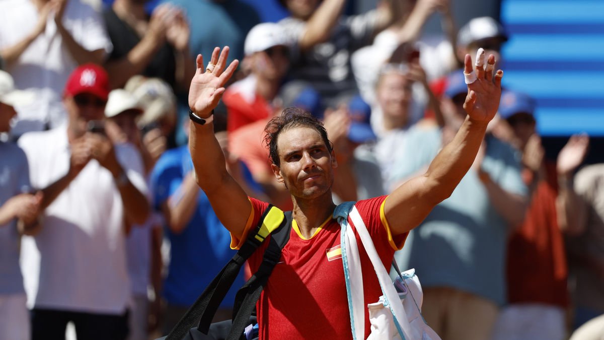 Rafa Nadal saluda a los espectadores que le ovacionaron al final del partido ante Djokovic. - EFE