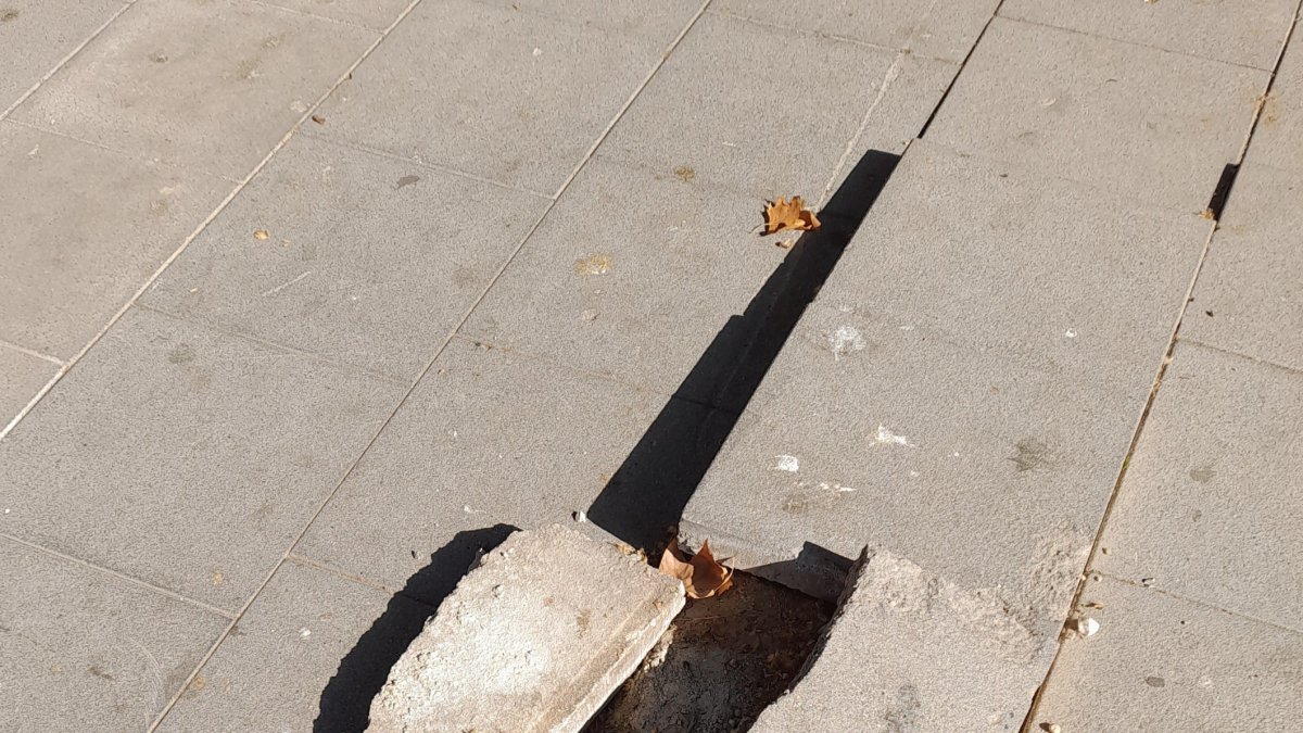 Baldosas sueltas en una acera de Lleida.