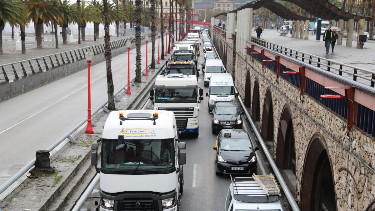 Transportistas haciendo una marcha lenta en la Ronda Litoral de Barcelona en el 2022.