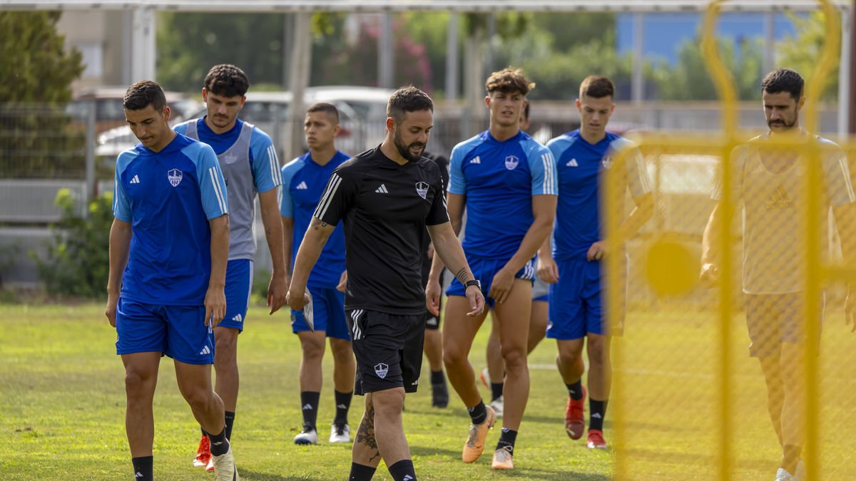 La plantilla del Lleida durante el entrenamiento de ayer a las órdenes de Marc García. - JORDI ECHEVARRIA