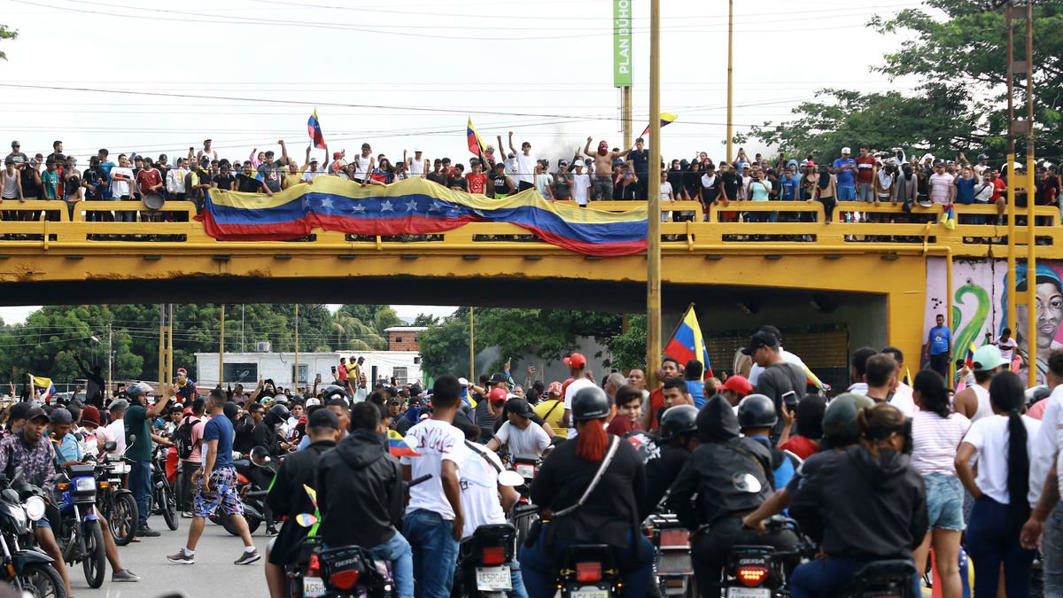 Miles de venezolanos salieron a las calles para denunciar el fraude en las elecciones del domingo. - EUROPA PRESS / CONTACTO / JUAN CARLOS HERNANDEZ