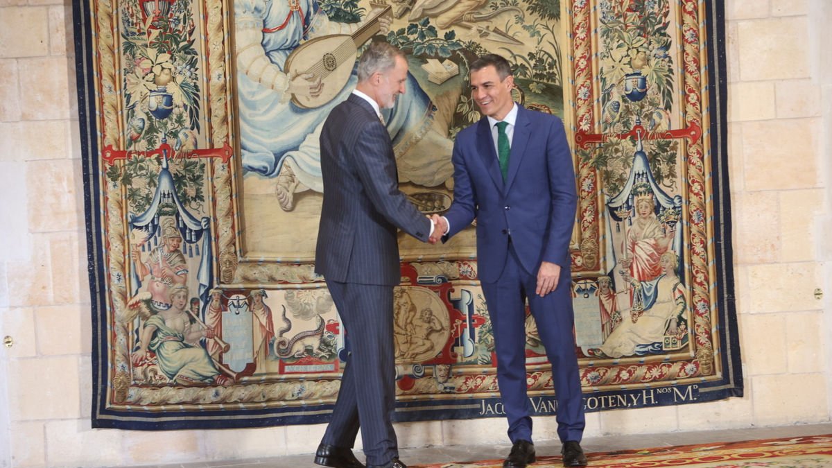 El rei i el president del Govern, Pedro Sánchez, en la reunió al Palau de l’Almudaina, a Palma. - ISAAC BUJ / EUROPA PRESS