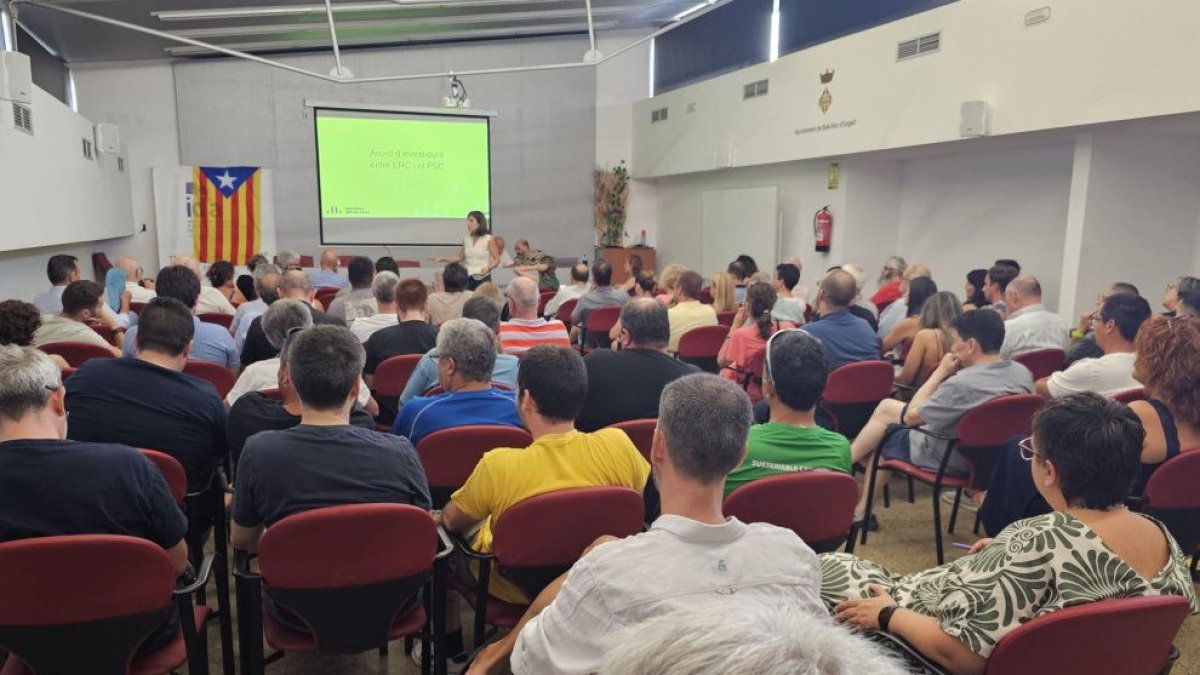 Unos 150 militantes de ERC asistieron a una asamblea en Bell-lloc donde se les explicó el preacuerdo.