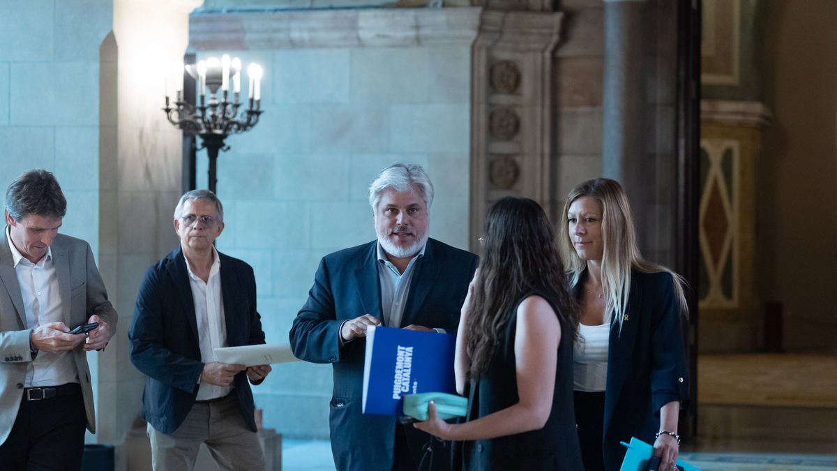 El president de Junts al Parlament, Albert Batet, amb Mònica Sales i la lleidatana Jeannine Abella. - EUROPA PRESS
