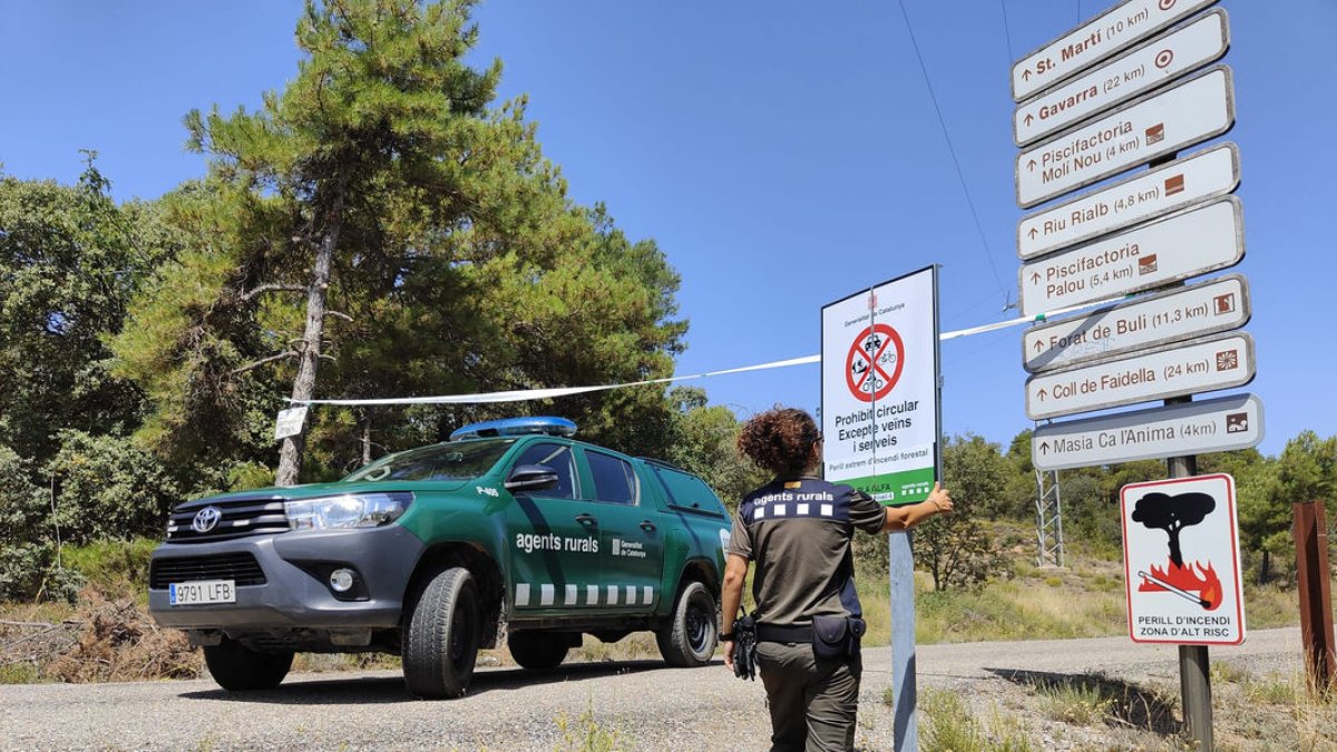Un agent rural, en el tancament dels accessos a l’espai natural de Baronia de Rialb.