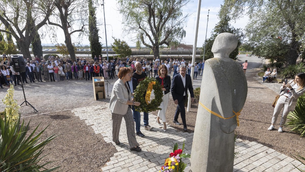 Imagen de una ofrenda a la estatua de Companys en El Tarròs.