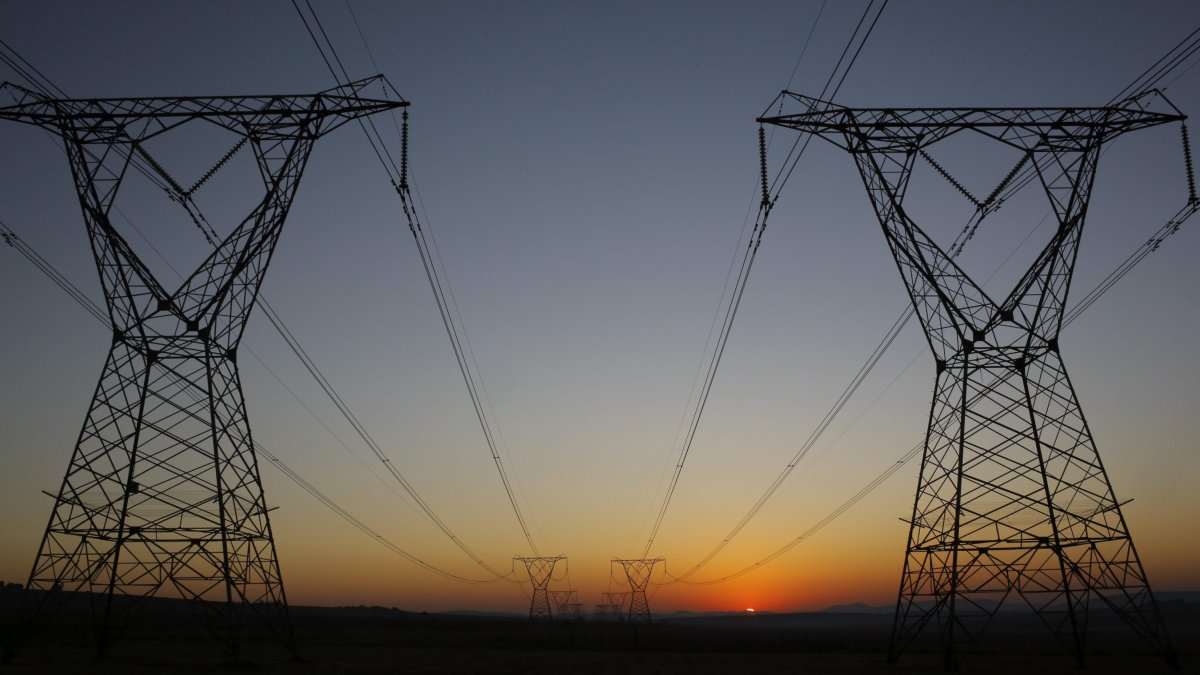 Imagen de archivo torres de electricidad.