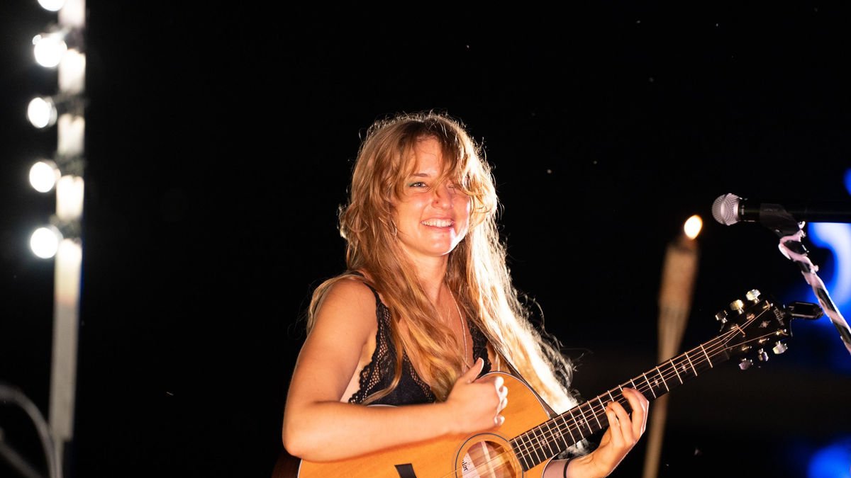 La aranesa Alidé Sans, durante su concierto del martes noche. - @RUTSSOLE_  /  DANSÀNEU