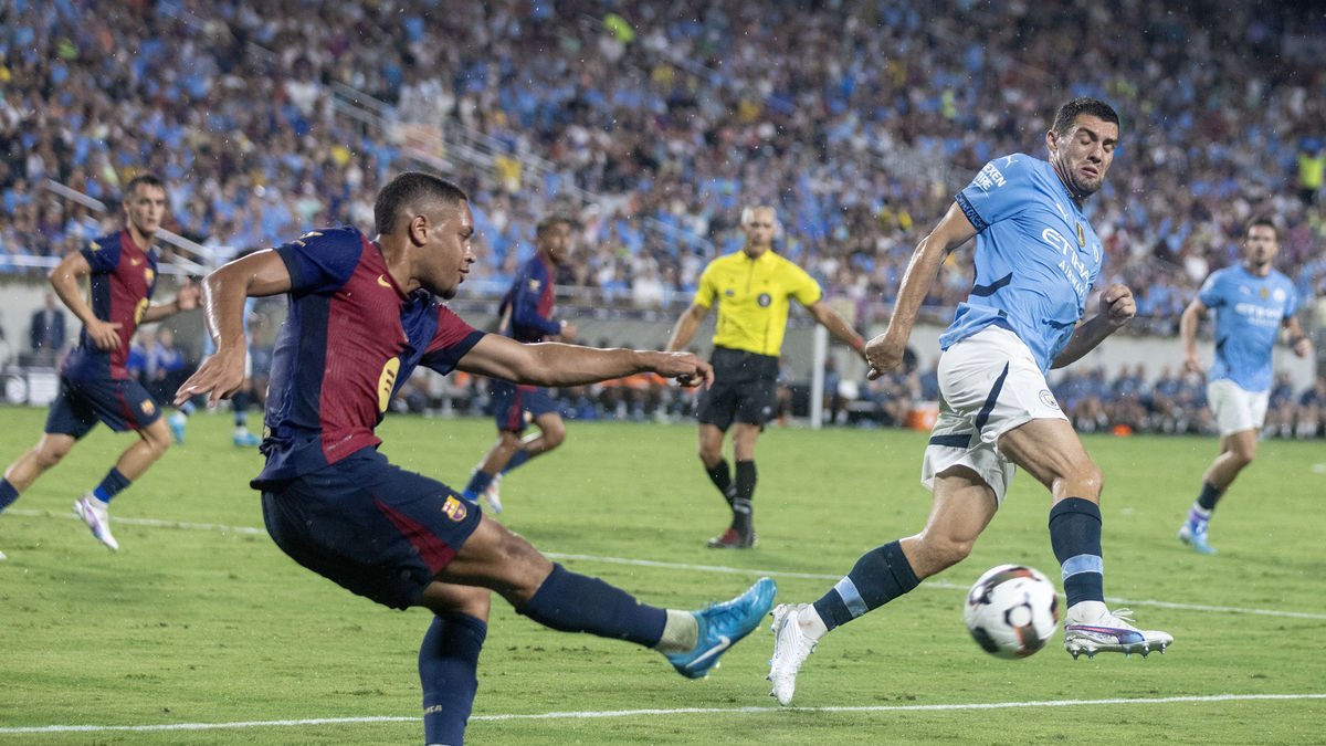 Vitor Roque intenta prolongar una pilota durant el duel contra el Manchester City, a Orlando. - EFE/EPA/CRISTÓBAL HERRERA-ULASHKEVICH