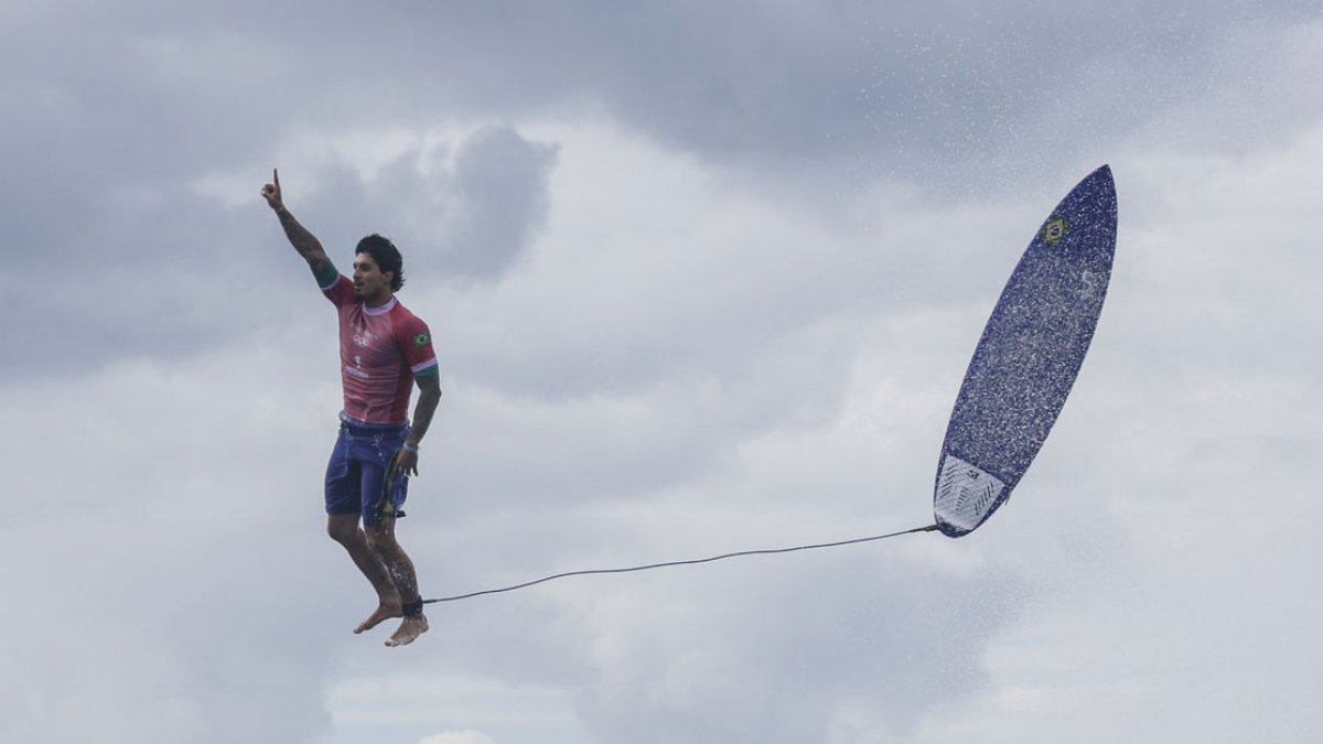 El brasileño Gabriel Medina señala con el dedo su condición de número uno al acabar el mejor ejercicio de surf de la historia de los Juegos. - EUROPA PRESS