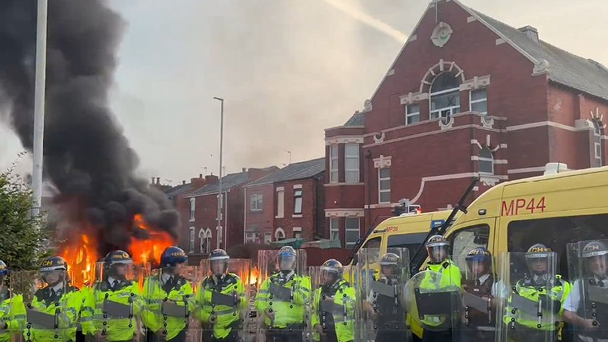 Un furgón policial fue incendiado durante las protestas. - PAT HURST / PA WIRE / DPA