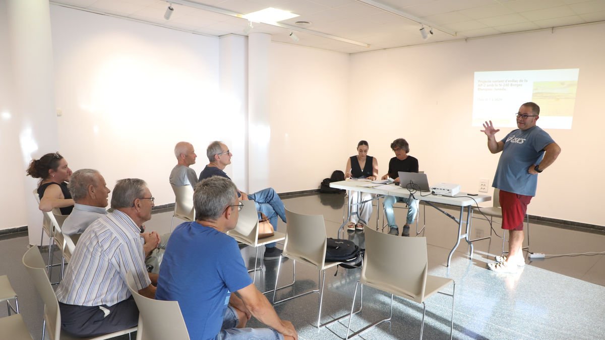 La xarrada organitzada ahir per UP al Casal Cívic de Juneda. - MAGDALENA ALTISENT