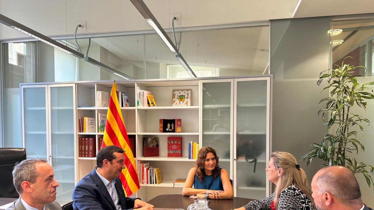 La vicepresidenta Laura Vilagrà con miembros del CICAC. - GOVERN