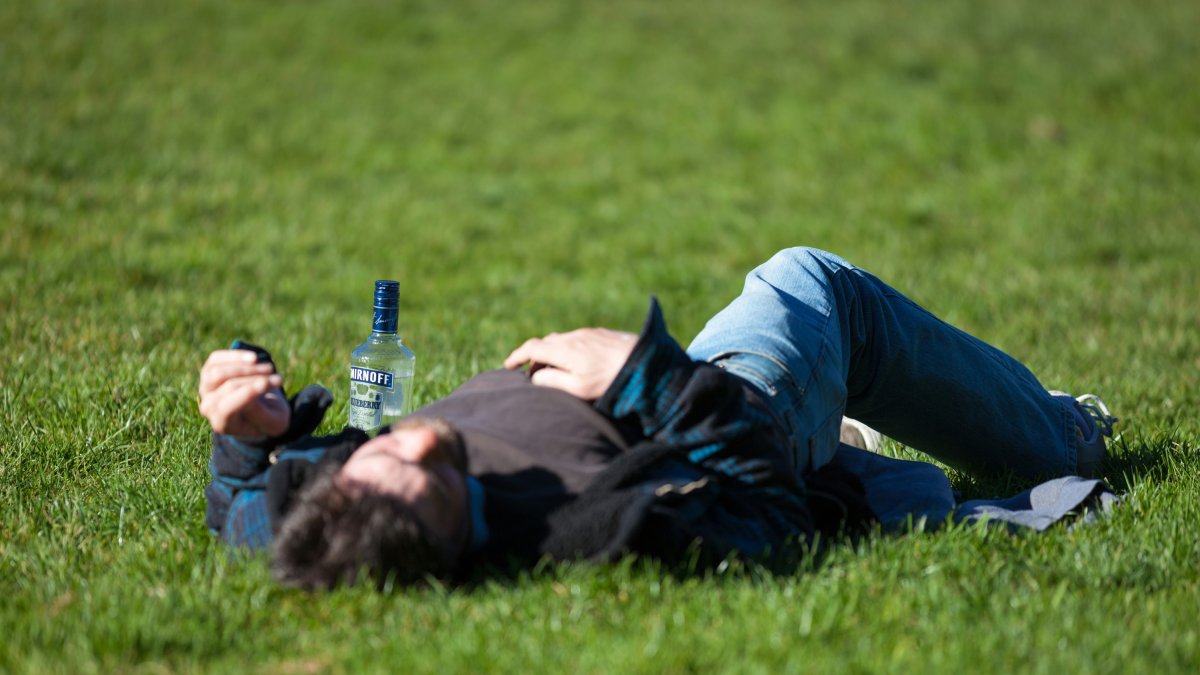 El consumo semanal de alcohol comienza, por término medio, a los 15 años