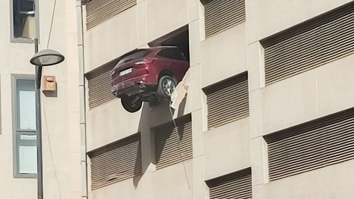 Un turismo ha quedado parcialmente suspendido en el aire como consecuencia de un accidente  en un aparcamiento de Ibiza.