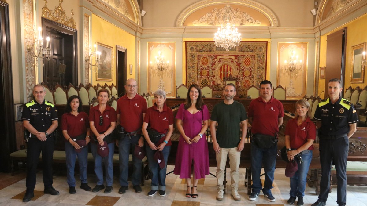 La alcaldesa accidental, Cristina Morón, con la nueva promoción de agentes cívicos y responsables de la Guardia Urbana.
