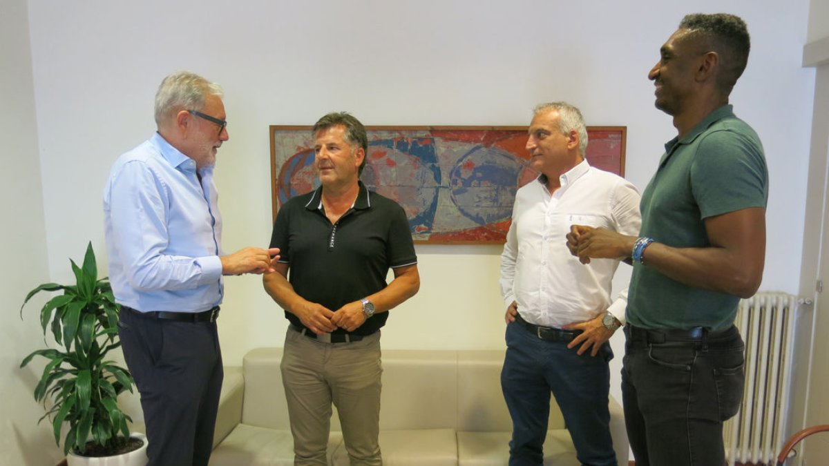 Fèlix Larrosa y Jackson Quiñónez, con los representantes del AEM en la reunión de ayer. - AYUNTAMIENTO DE LLEIDA