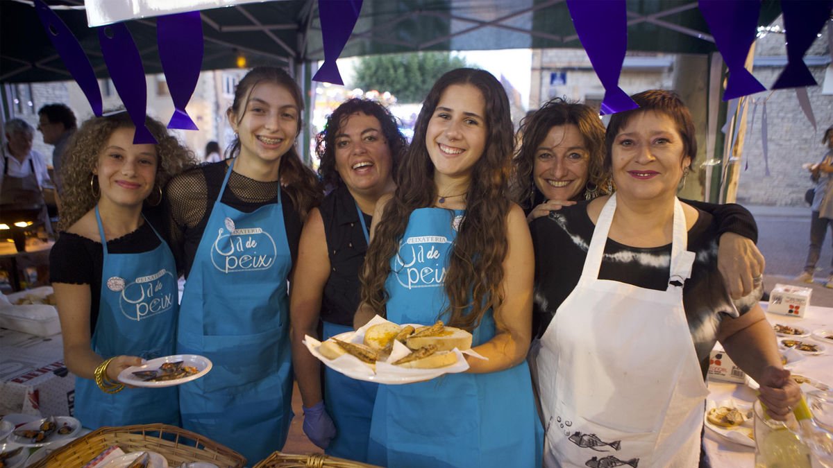 Un dels grups que preparen el sopar popular. - X.S.