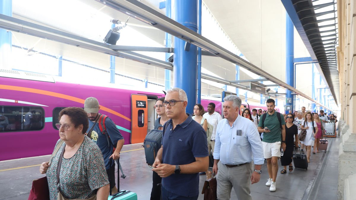 Viajeros de un Avlo a su llegada a la estación de Lleida ayer a primera hora de la tarde. - MAGDALENA ALTIENT