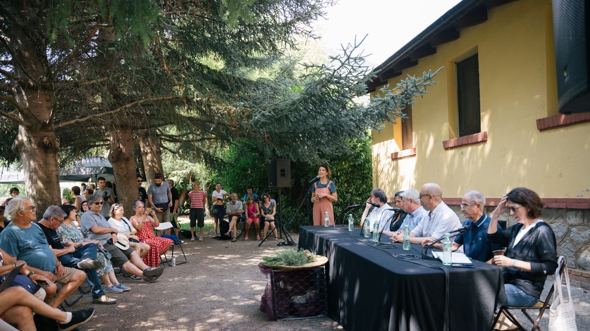 La trertulia literaria reunió a numerosos público en Esterri d’Àneu. - @RUTSSOLE