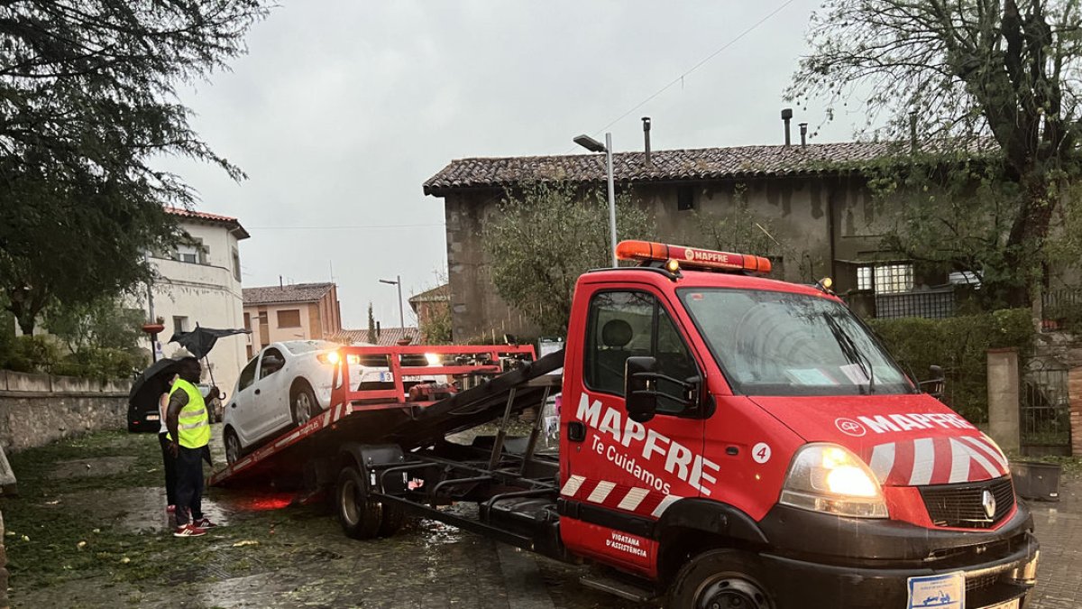 Retiren un cotxe danyat pel granís a Sant Pere de Torelló. - ACN