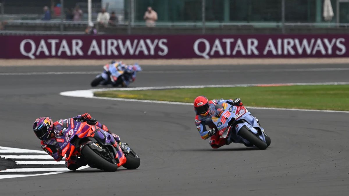 Marc Márquez persigue a Martín, ayer durante la Práctica. - MOTOGP