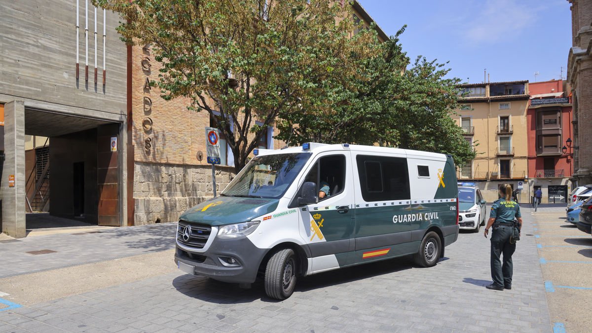 Agents de la Guàrdia Civil traslladen els arrestats. - EFE