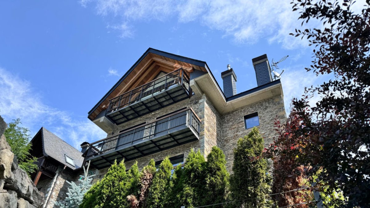 El inmueble está situado en la calle Laguarto de Bagergue.