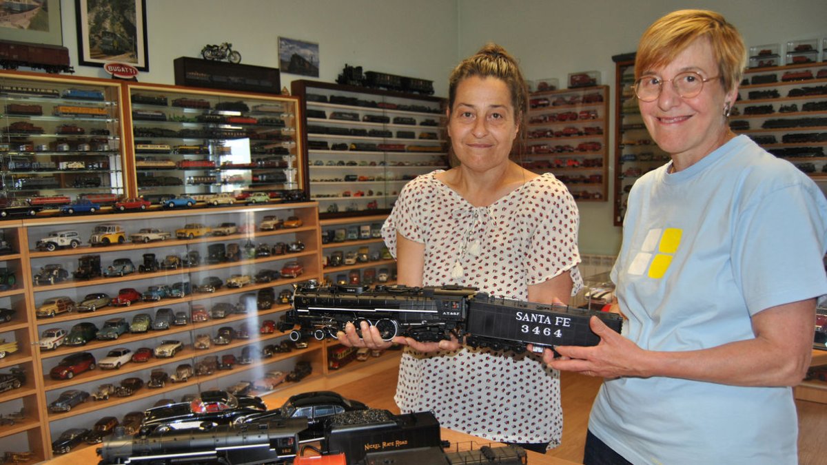 Fina Viñes, a la dreta, a la sala del Casal de Butsènit que li ha deixat el consistori per acollir les col·leccions que va anar recopilant el seu marit durant molts anys. - E. FARNELL