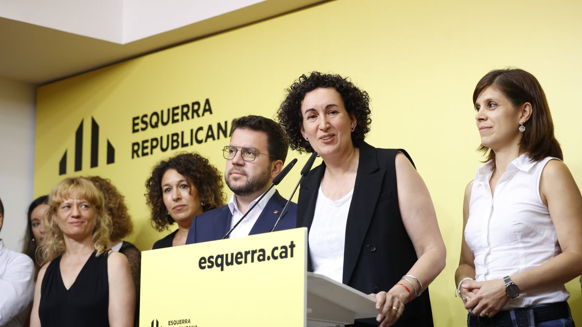 Marta Rovira explica el resultado de la consulta a la prensa flanqueada por Aragonès y Vilalta. - EURPA PRESS