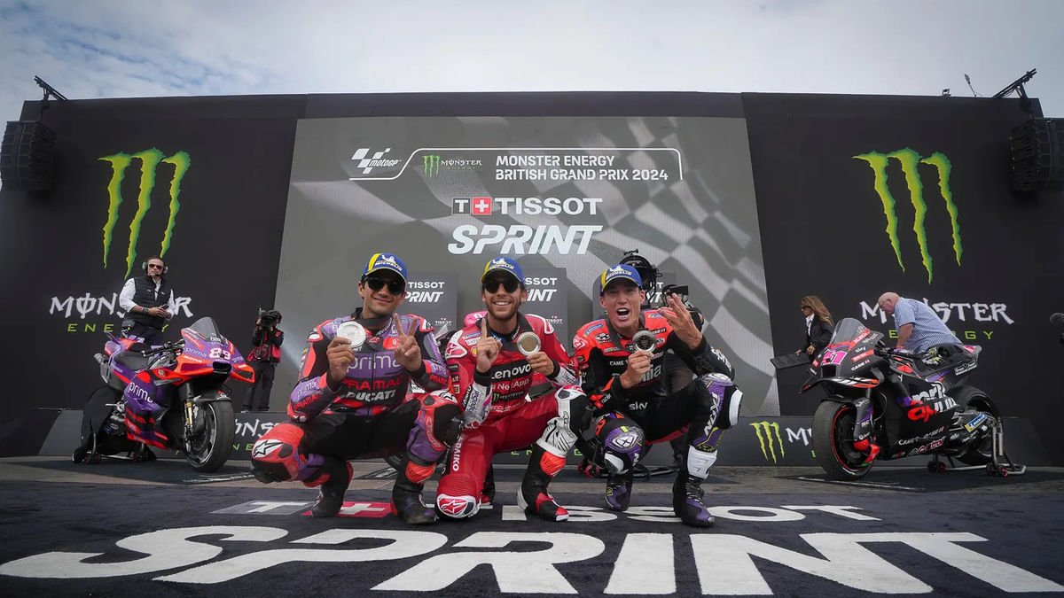 Enea Bastianini, Jorge Martín i Aleix Espargaró celebren el podi en la prova esprint del Gran Premi de la Gran Bretanya. - MOTOGP