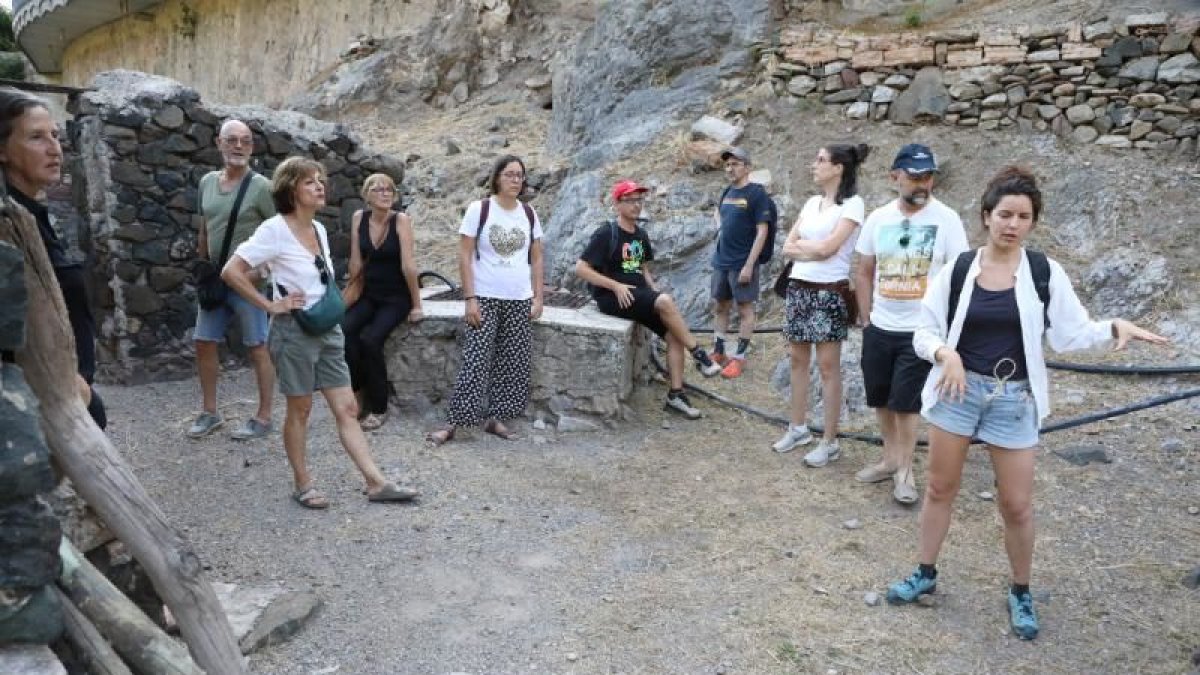 Una de les visites guiades, ahir a les salines de Gerri de la Sal. - EDGAR ALDANA