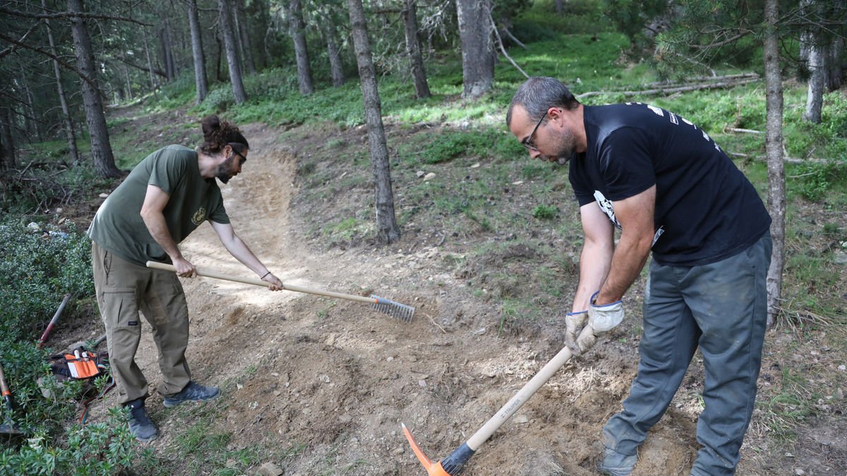 Miembros de Pallars Bike Trails adecuando la nueva ruta. - EDGAR ALDANA