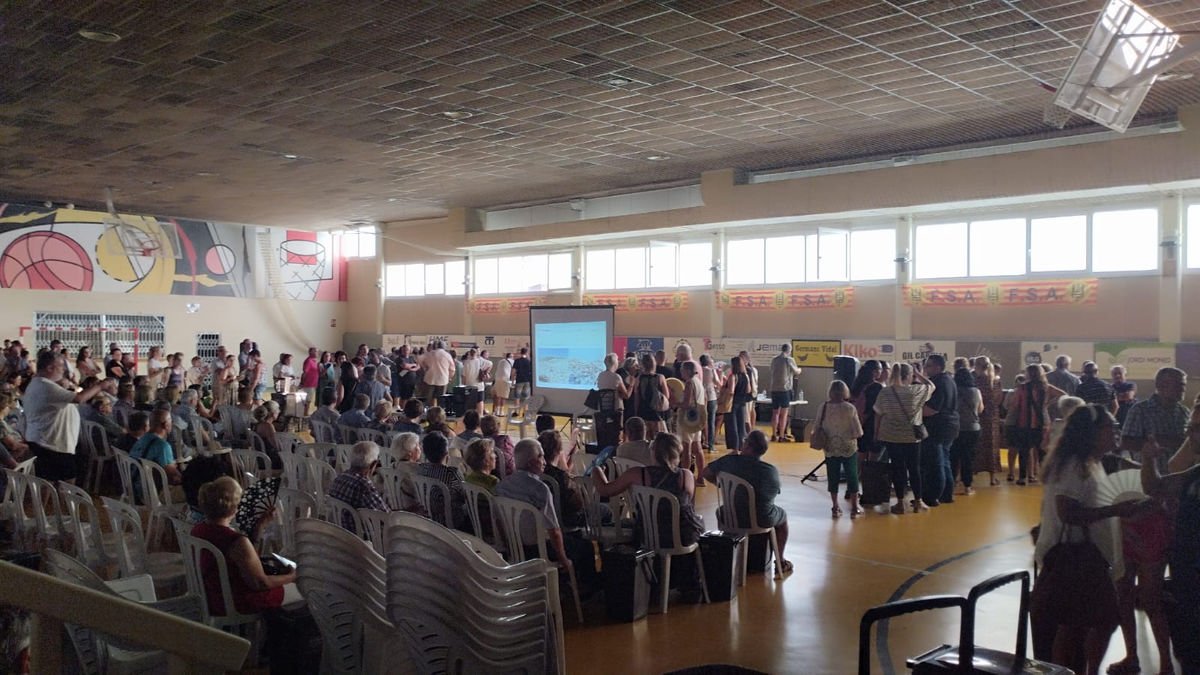 Los vecinos, en la reunión informativa del viernes. - A.A.