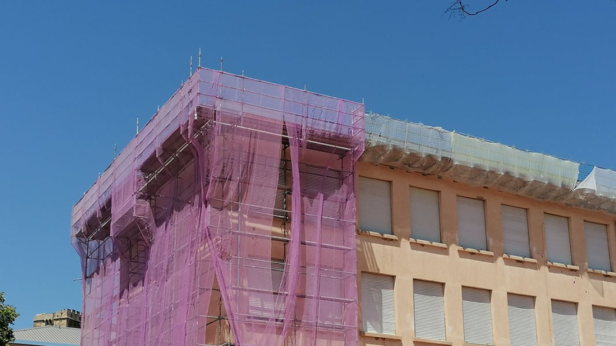 Bona part de la coberta del Màrius Torres ja ha estat renovada. - S.E.