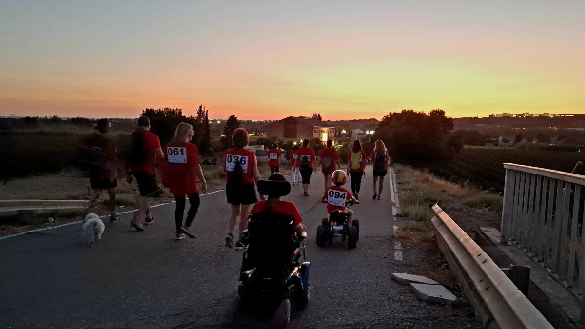 Una caminada solidària nocturna a Lleida en benefici d'un campament per a nens afectats pel mal de Duchenne.